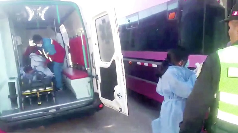 Mayat dan puing-puing tergeletak di lereng bukit di samping bus rusak yang jatuh ke jurang di lokasi terpencil di Andes, Peru, pada 16 Juli 2024. Sebuah bus jatuh ke jurang di Peru selatan, menewaskan sedikitnya 21 orang dan melukai 20 orang lainnya, kata polisi pada Selasa. (Photo by STRINGER / AFP)