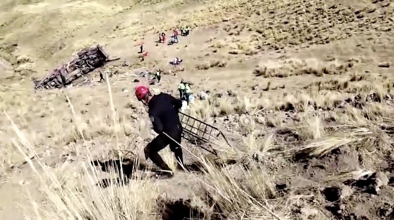 Mayat dan puing-puing tergeletak di lereng bukit di samping bus rusak yang jatuh ke jurang di lokasi terpencil di Andes, Peru, pada 16 Juli 2024. Sebuah bus jatuh ke jurang di Peru selatan, menewaskan sedikitnya 21 orang dan melukai 20 orang lainnya, kata polisi pada Selasa. Mayat dan puing-puing tergeletak di lereng bukit di samping bus rusak yang jatuh ke jurang di lokasi terpencil di Andes, Peru, pada 16 Juli 2024. Sebuah bus jatuh ke jurang di Peru selatan, menewaskan sedikitnya 21 orang dan melukai 20 orang lainnya, kata polisi pada Selasa. (Photo by STRINGER / AFP)