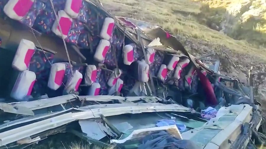 Sebuah bus terjun ke jurang di Peru selatan pada Selasa (16/7/2024), menewaskan setidaknya 26 orang. Kecelakaan maut ini menambah daftar panjang insiden lalu lintas mematikan di negara Andes tersebut. (Tangkapan Layar Video Reuters/NATIONAL POLICE OF PERU)