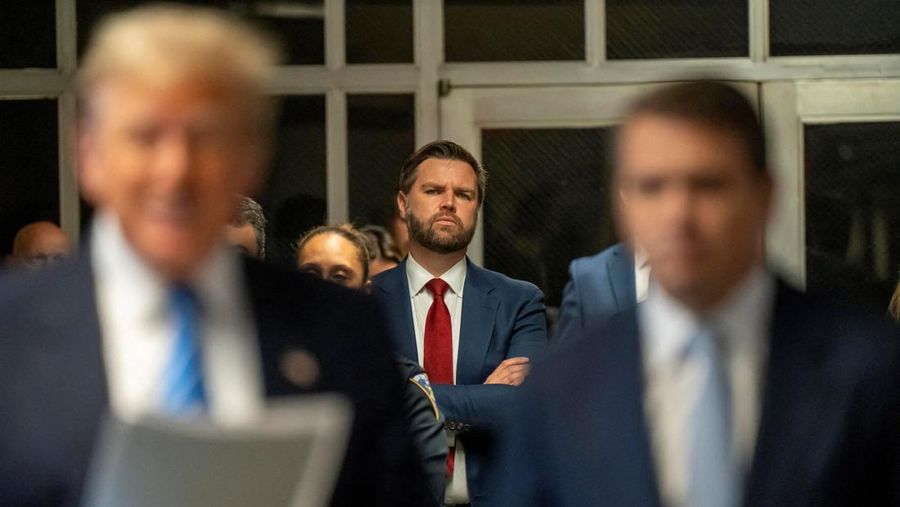 Kandidat presiden dari Partai Republik mantan Presiden Donald Trump tampil bersama calon wakil presiden JD Vance, R-Ohio, pada Konvensi Nasional Partai Republik Senin, 15 Juli 2024, di Milwaukee. (AP Photo/Paul Sancya)