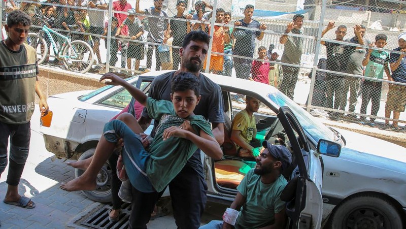 Warga Palestina memeriksa sekolah PBB yang menampung pengungsi, menyusul serangan Israel, di tengah konflik Israel-Hamas, di Nuseirat di Jalur Gaza tengah, 16 Juli 2024. (REUTERS/Ramadan Abed)