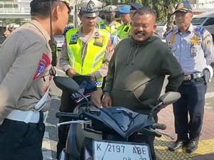 Pemotor Tak Pakai Helm Kena Operasi Patuh di Jakbar, Alasan Ketinggalan