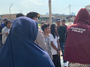 Istri Hamil Tua Nangis Lihat Suaminya Diciduk Polisi di Kampung Boncos