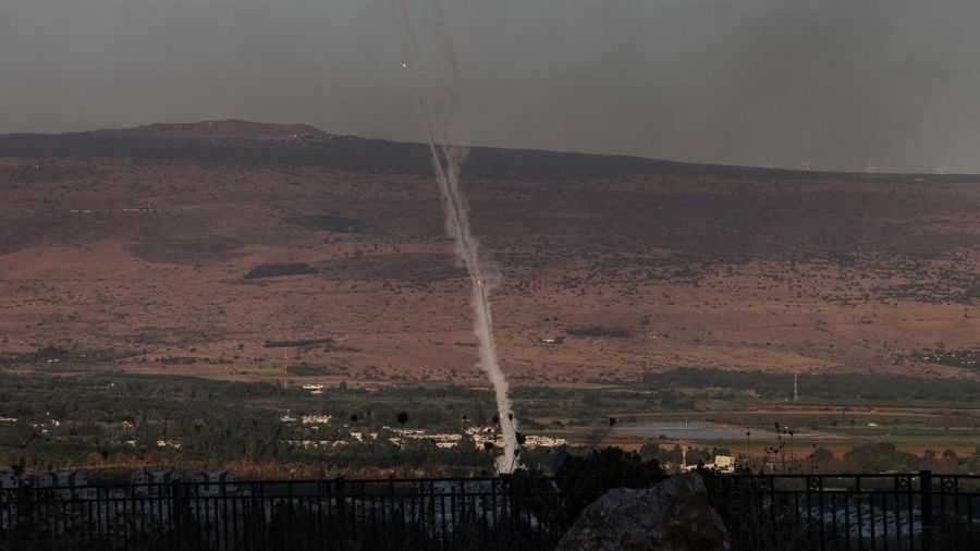 Asap mengepul menyusul serangan Israel di desa Kfar Kila di Lebanon selatan pada 16 Juli 2024, di tengah berlanjutnya ketegangan di perbatasan Lebanon-Israel. (AFP/RABIH DAHER)