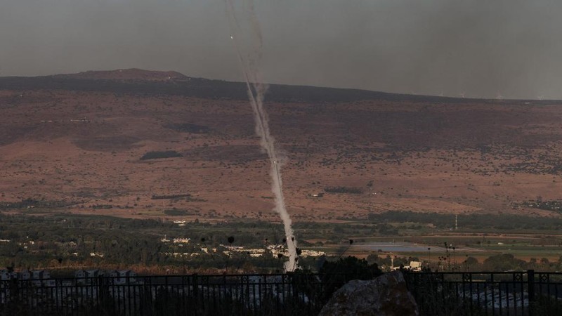 Asap mengepul menyusul serangan Israel di desa Kfar Kila di Lebanon selatan pada 16 Juli 2024, di tengah berlanjutnya ketegangan di perbatasan Lebanon-Israel. (AFP/RABIH DAHER)