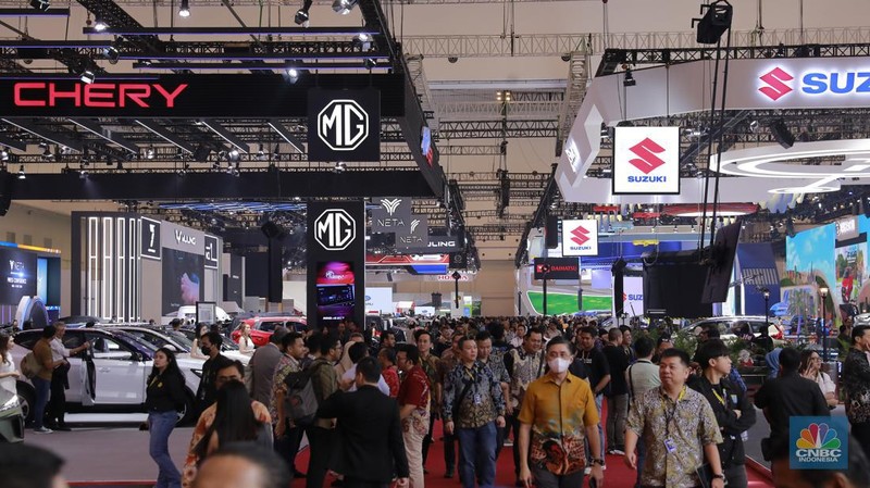 Suasana pengunjung di acara Ajang Gaikindo Indonesia International Auto Show (GIIAS) 2024, Rabu (17/7/2024). (վ/Muhammad Sabki)