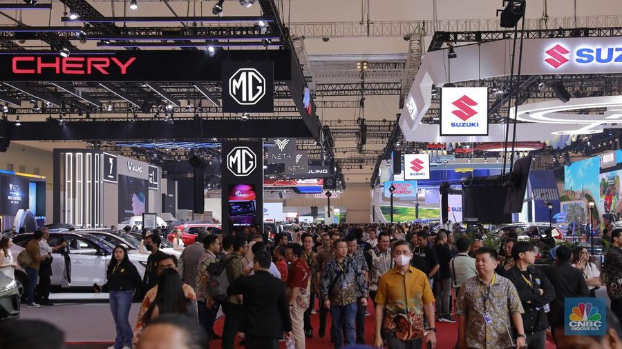 Suasana pengunjung di acara Ajang Gaikindo Indonesia International Auto Show (GIIAS) 2024, Tangerang, Banten Rabu (17/7/2024). (CNBC Indonesia/Muhammad Sabki)
