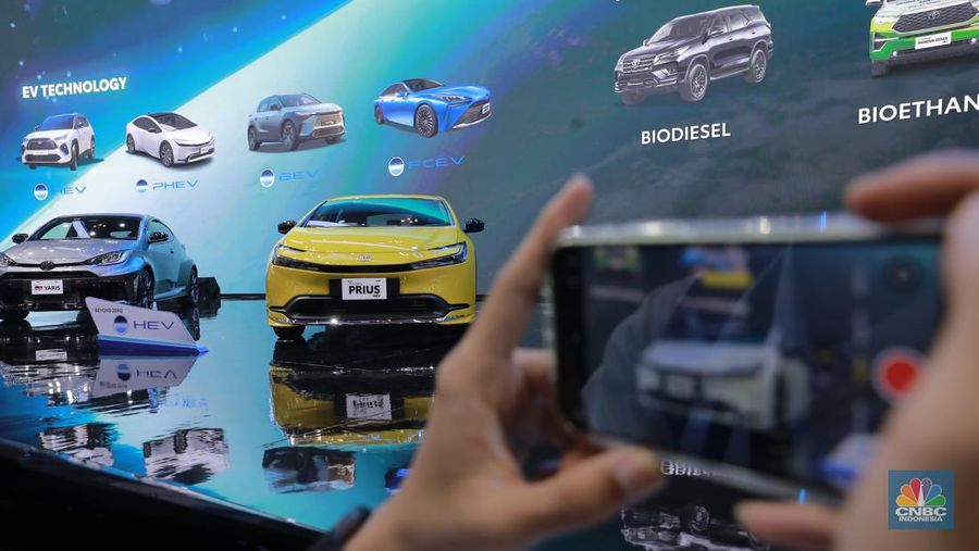 Suasana pengunjung di acara Ajang Gaikindo Indonesia International Auto Show (GIIAS) 2024, Rabu (17/7/2024). (²©²ÊÍøÕ¾/Muhammad Sabki)