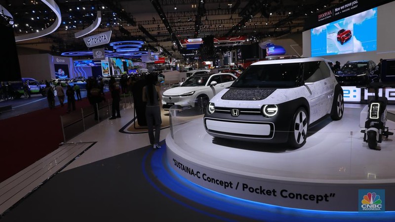 Suasana pengunjung di acara Ajang Gaikindo Indonesia International Auto Show (GIIAS) 2024, Rabu (17/7/2024). (վ/Muhammad Sabki)