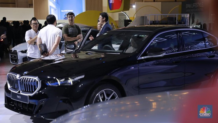 Suasana pengunjung di acara Ajang Gaikindo Indonesia International Auto Show (GIIAS) 2024, Tangerang, Banten Rabu (17/7/2024). (CNBC Indonesia/Muhammad Sabki)