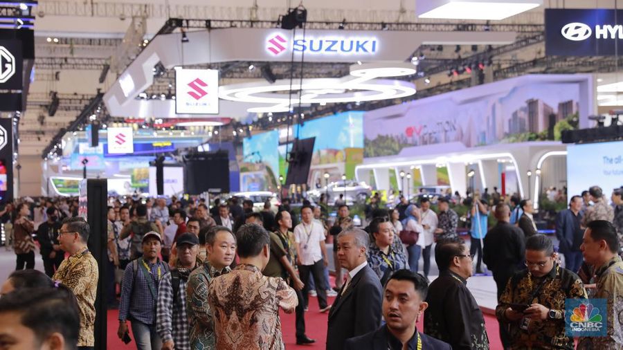 Suasana pengunjung di acara Ajang Gaikindo Indonesia International Auto Show (GIIAS) 2024, Tangerang, Banten Rabu (17/7/2024). (CNBC Indonesia/Muhammad Sabki)