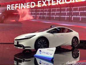 Toyota Prius Hybrid Melantai di GIIAS 2024, Harga Rp 698 Juta