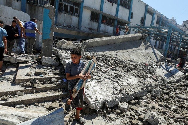 Warga Palestina memeriksa sekolah PBB yang menampung pengungsi, menyusul serangan Israel, di tengah konflik Israel-Hamas, di Nuseirat di Jalur Gaza tengah, 16 Juli 2024. Warga Palestina memeriksa sekolah PBB yang menampung pengungsi, menyusul serangan Israel, di tengah konflik Israel-Hamas, di Nuseirat di Jalur Gaza tengah, 16 Juli 2024. (REUTERS/Ramadan Abed)