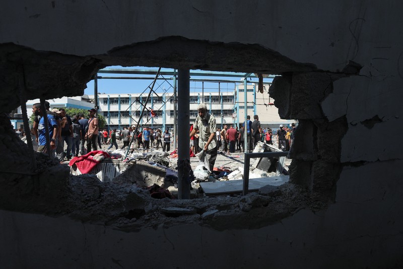 Warga Palestina memeriksa sekolah PBB yang menampung pengungsi, menyusul serangan Israel, di tengah konflik Israel-Hamas, di Nuseirat di Jalur Gaza tengah, 16 Juli 2024. Warga Palestina memeriksa sekolah PBB yang menampung pengungsi, menyusul serangan Israel, di tengah konflik Israel-Hamas, di Nuseirat di Jalur Gaza tengah, 16 Juli 2024. (REUTERS/Ramadan Abed)