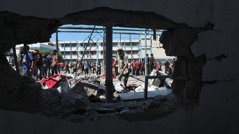 Warga Palestina memeriksa sekolah PBB yang menampung pengungsi, menyusul serangan Israel, di tengah konflik Israel-Hamas, di Nuseirat di Jalur Gaza tengah, 16 Juli 2024. (REUTERS/Ramadan Abed)