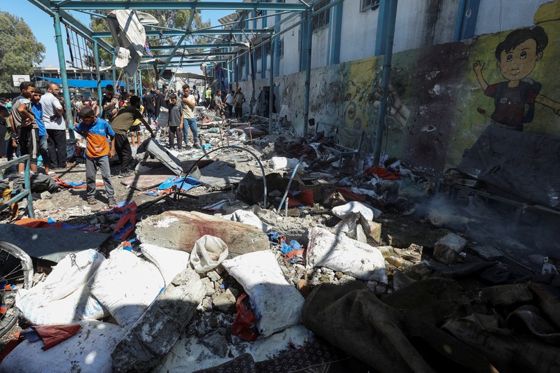 Warga Palestina memeriksa sekolah PBB yang menampung pengungsi, menyusul serangan Israel, di tengah konflik Israel-Hamas, di Nuseirat di Jalur Gaza tengah, 16 Juli 2024. Warga Palestina memeriksa sekolah PBB yang menampung pengungsi, menyusul serangan Israel, di tengah konflik Israel-Hamas, di Nuseirat di Jalur Gaza tengah, 16 Juli 2024. (REUTERS/Ramadan Abed)