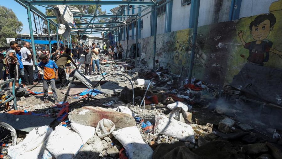 Warga Palestina memeriksa sekolah PBB yang menampung pengungsi, menyusul serangan Israel, di tengah konflik Israel-Hamas, di Nuseirat di Jalur Gaza tengah, 16 Juli 2024. (REUTERS/Ramadan Abed)