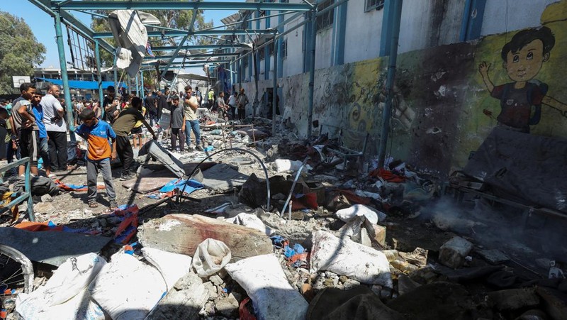 Warga Palestina memeriksa sekolah PBB yang menampung pengungsi, menyusul serangan Israel, di tengah konflik Israel-Hamas, di Nuseirat di Jalur Gaza tengah, 16 Juli 2024. (REUTERS/Ramadan Abed)