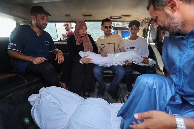 Warga Palestina memeriksa sekolah PBB yang menampung pengungsi, menyusul serangan Israel, di tengah konflik Israel-Hamas, di Nuseirat di Jalur Gaza tengah, 16 Juli 2024. Warga Palestina memeriksa sekolah PBB yang menampung pengungsi, menyusul serangan Israel, di tengah konflik Israel-Hamas, di Nuseirat di Jalur Gaza tengah, 16 Juli 2024. (REUTERS/Ramadan Abed)