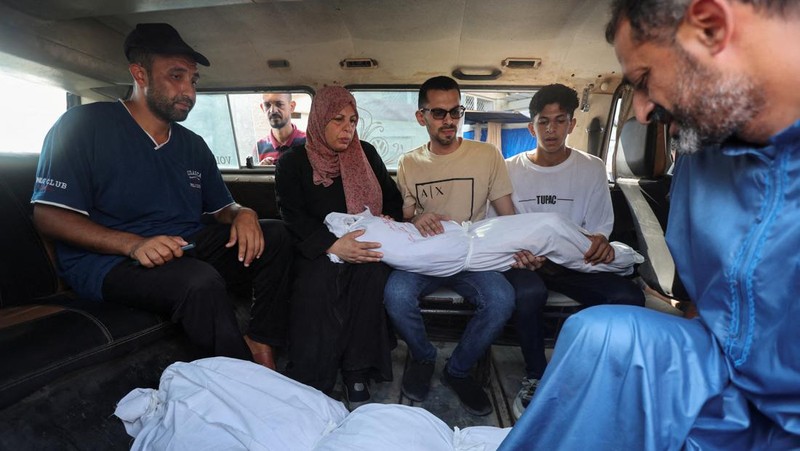 Warga Palestina memeriksa sekolah PBB yang menampung pengungsi, menyusul serangan Israel, di tengah konflik Israel-Hamas, di Nuseirat di Jalur Gaza tengah, 16 Juli 2024. (REUTERS/Ramadan Abed)