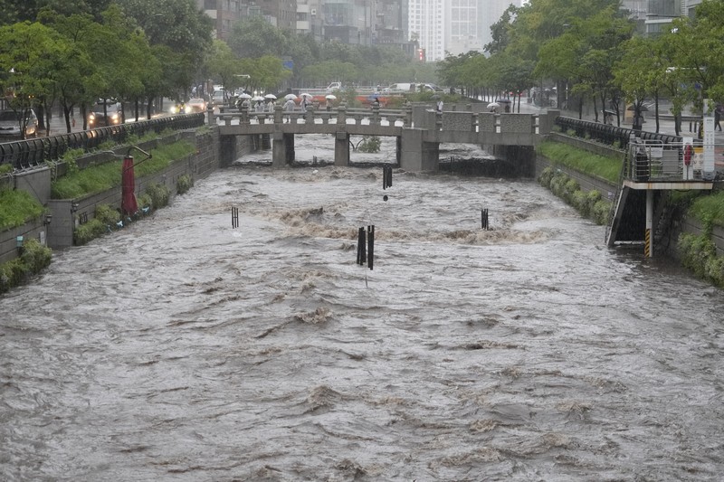 Sebuah sepeda motor melewati jalan yang sebagian terendam banjir di Paju, Korea Selatan, Rabu, 17 Juli 2024, menyusul hujan lebat di kawasan itu. Badan Meteorologi Korea Selatan mengeluarkan peringatan hujan lebat di seluruh wilayah Gyeonggi utara. Sebuah sepeda motor melewati jalan yang sebagian terendam banjir di Paju, Korea Selatan, Rabu, 17 Juli 2024, menyusul hujan lebat di kawasan itu. Badan Meteorologi Korea Selatan mengeluarkan peringatan hujan lebat di seluruh wilayah Gyeonggi utara. (AP Photo/Lee Jin-man)