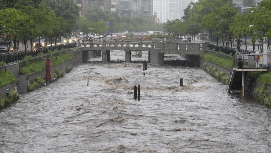 Sebuah sepeda motor melewati jalan yang sebagian terendam banjir di Paju, Korea Selatan, Rabu, 17 Juli 2024, menyusul hujan lebat di kawasan itu. Badan Meteorologi Korea Selatan mengeluarkan peringatan hujan lebat di seluruh wilayah Gyeonggi utara. (AP Photo/Lee Jin-man)