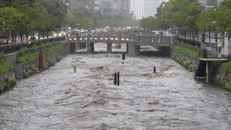 Sebuah sepeda motor melewati jalan yang sebagian terendam banjir di Paju, Korea Selatan, Rabu, 17 Juli 2024, menyusul hujan lebat di kawasan itu. Badan Meteorologi Korea Selatan mengeluarkan peringatan hujan lebat di seluruh wilayah Gyeonggi utara. (AP Photo/Lee Jin-man)