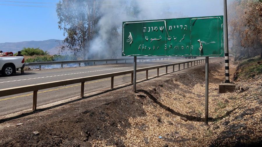 Petugas pemadam kebakaran berupaya memadamkan api setelah Hizbullah menembakkan rentetan proyektil ke arah Israel dari Lebanon, di tengah permusuhan lintas batas antara Hizbullah dan pasukan Israel, di perbatasan Israel dengan Lebanon di Israel utara, 17 Juli 2024. (REUTERS/Avi Ohayon)