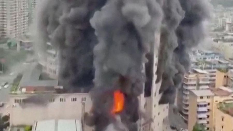 Asap mengepul di sebuah pusat perbelanjaan menyusul kebakaran di kota Zigong, provinsi Sichuan, China, dalam gambar diam yang diperoleh dari video media sosial pada 17 Juli 2024. (VIDEO OBTAINED BY REUTERS/via REUTERS)