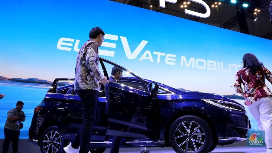 BYD resmi meluncurkan MPV listrik tujuh penumpang yaitu M6 di Indonesia. BYD M6 dengan kapasitas tujuh penumpang ini dijual dengan harga khusus GIIAS 2024 mulai Rp379 juta. (²©²ÊÍøÕ¾/Muhammad Sabki)