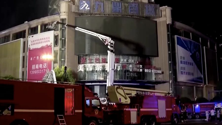 Asap mengepul di sebuah pusat perbelanjaan menyusul kebakaran di kota Zigong, provinsi Sichuan, China, dalam gambar diam yang diperoleh dari video media sosial pada 17 Juli 2024. (VIDEO OBTAINED BY REUTERS/via REUTERS)