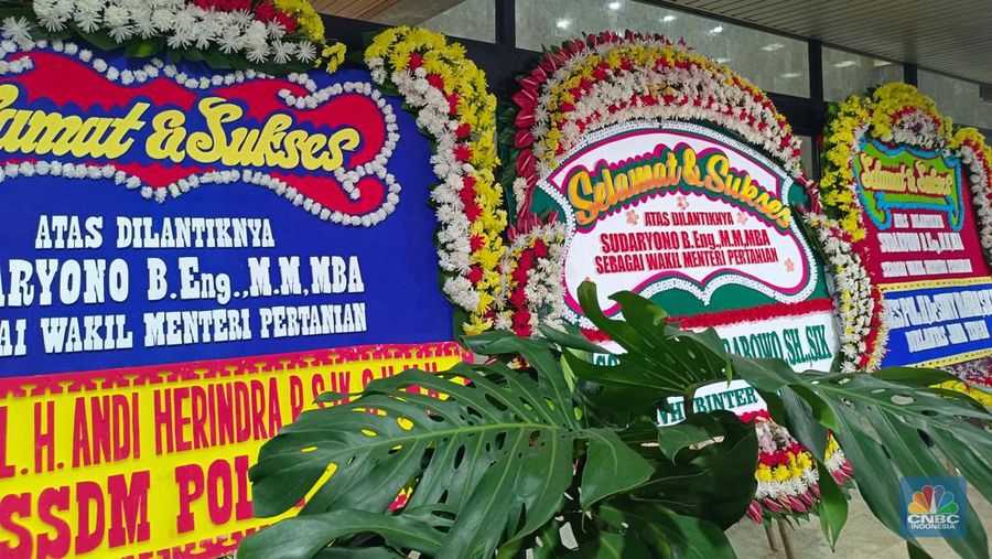 Karangan bunga ucapan selamat Sudaryono jadi Wamentan di Kementan. (CNBC Indonesia/Martyasari Rizky)
