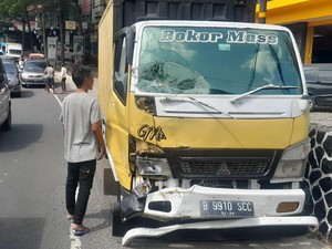 Hilang Kendali, Truk Boks Tabrak 2 Mobil di Puncak Bogor