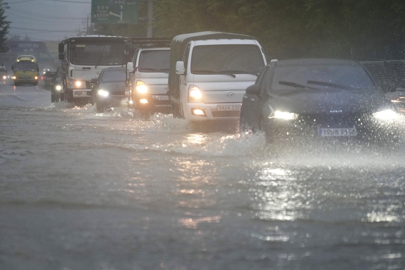 Sebuah sepeda motor melewati jalan yang sebagian terendam banjir di Paju, Korea Selatan, Rabu, 17 Juli 2024, menyusul hujan lebat di kawasan itu. Badan Meteorologi Korea Selatan mengeluarkan peringatan hujan lebat di seluruh wilayah Gyeonggi utara. (AP Photo/Lee Jin-man)