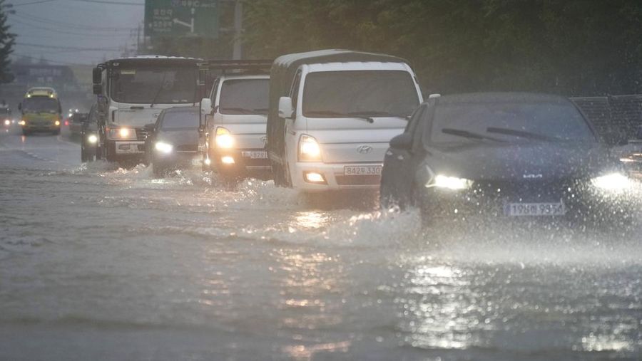 Kendaraan melewati jalan yang sebagian terendam banjir di Paju, Korea Selatan, Rabu, 17 Juli 2024, menyusul hujan lebat di kawasan itu. Badan Meteorologi Korea Selatan mengeluarkan peringatan hujan lebat di seluruh wilayah Gyeonggi utara. (AP Photo/Lee Jin-man)