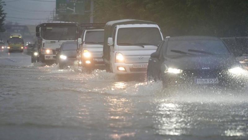 Sebuah sepeda motor melewati jalan yang sebagian terendam banjir di Paju, Korea Selatan, Rabu, 17 Juli 2024, menyusul hujan lebat di kawasan itu. Badan Meteorologi Korea Selatan mengeluarkan peringatan hujan lebat di seluruh wilayah Gyeonggi utara. (AP Photo/Lee Jin-man)