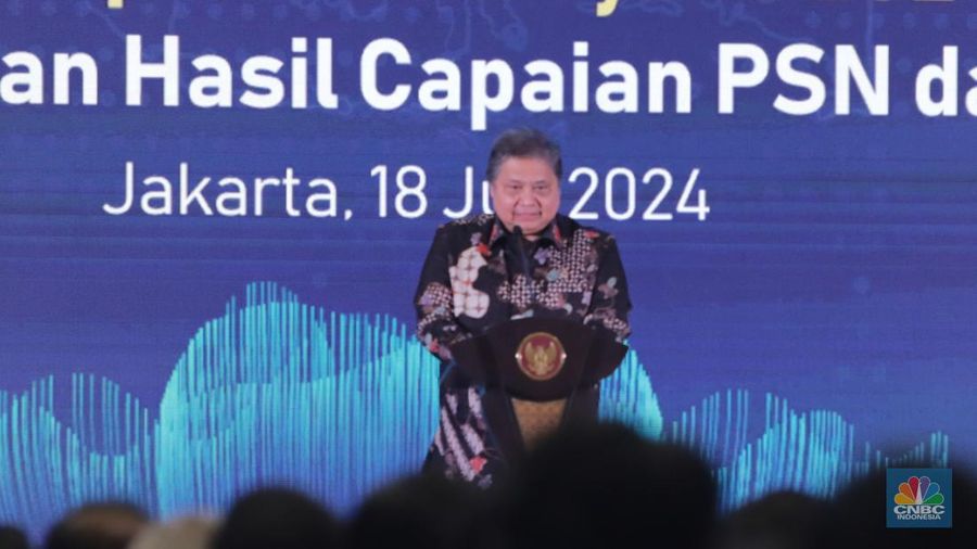 Menteri Koordinator Bidang Perekonomian Airlangga Hartarto saat menghadiri acara Peluncuran Geoportal Kebijakan Satu Peta 2.0 dan White Paper OMP Beyond 2024 serta Penyampaian Hasil Capaian PSN dan KEK di Ballroom The St. Regis, Jakarta, Kamis (18/7/2024). (CNBC Indonesia/Faisal Rahman)