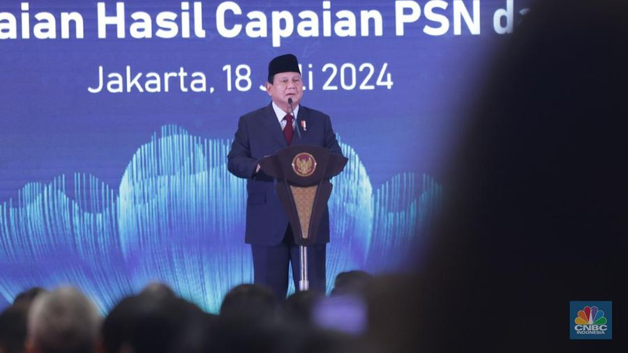 Menteri Pertahanan Prabowo Subianto saat menghadiri acara Peluncuran Geoportal Kebijakan Satu Peta 2.0 dan White Paper OMP Beyond 2024 serta Penyampaian Hasil Capaian PSN dan KEK di Ballroom The St. Regis, Jakarta, Kamis (18/7/2024). (²©²ÊÍøÕ¾/Faisal Rahman)