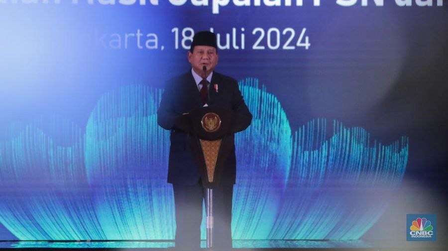 Menteri Pertahanan Prabowo Subianto saat menghadiri acara Peluncuran Geoportal Kebijakan Satu Peta 2.0 dan White Paper OMP Beyond 2024 serta Penyampaian Hasil Capaian PSN dan KEK di Ballroom The St. Regis, Jakarta, Kamis (18/7/2024). (CNBC Indonesia/Faisal Rahman)