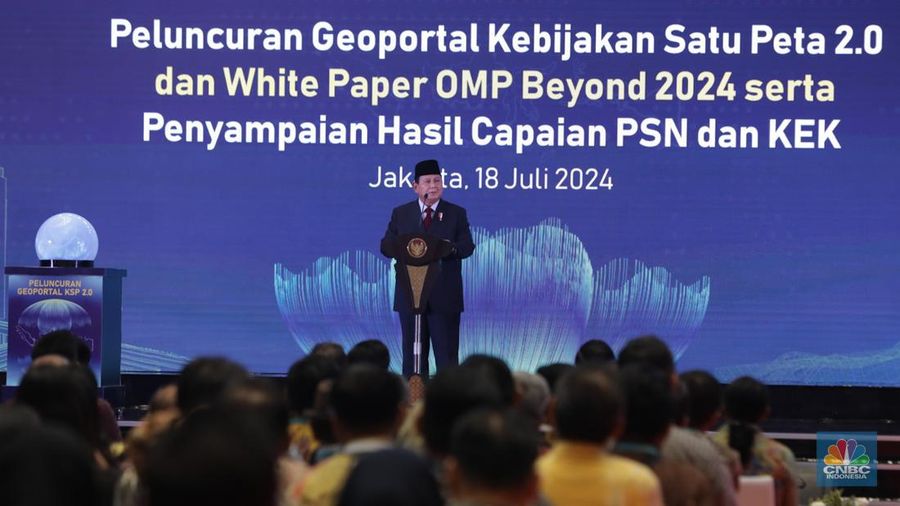 Menteri Pertahanan Prabowo Subianto saat menghadiri acara Peluncuran Geoportal Kebijakan Satu Peta 2.0 dan White Paper OMP Beyond 2024 serta Penyampaian Hasil Capaian PSN dan KEK di Ballroom The St. Regis, Jakarta, Kamis (18/7/2024). (CNBC Indonesia/Faisal Rahman)