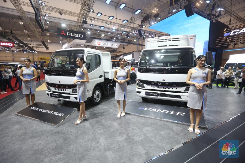 Mitsubishi Fuso memperkenalkan sederet inovasi produk dan layanan purnajual, yang dipuncakkan dengan peluncuran resmi truk listrik eCanter di pasar Indonesia di acara GIIAS 2024, Tangerang, Banten, Kamis (18/7/2024). (CNBC Indonesia/Muhammad Sabki) Mitsubishi Fuso memperkenalkan sederet inovasi produk dan layanan purnajual, yang dipuncakkan dengan peluncuran resmi truk listrik eCanter di pasar Indonesia di acara GIIAS 2024, Tangerang, Banten, Kamis (18/7/2024). (CNBC Indonesia/Muhammad Sabki)