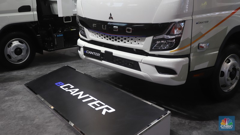 Mitsubishi Fuso memperkenalkan sederet inovasi produk dan layanan purnajual, yang dipuncakkan dengan peluncuran resmi truk listrik eCanter di pasar Indonesia di acara GIIAS 2024, Tangerang, Banten, Kamis (18/7/2024). (CNBC Indonesia/Muhammad Sabki) Mitsubishi Fuso memperkenalkan sederet inovasi produk dan layanan purnajual, yang dipuncakkan dengan peluncuran resmi truk listrik eCanter di pasar Indonesia di acara GIIAS 2024, Tangerang, Banten, Kamis (18/7/2024). (CNBC Indonesia/Muhammad Sabki)
