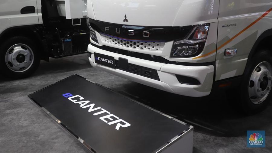 Mitsubishi Fuso memperkenalkan sederet inovasi produk dan layanan purnajual, yang dipuncakkan dengan peluncuran resmi truk listrik eCanter di pasar Indonesia di acara GIIAS 2024, Tangerang, Banten, Kamis (18/7/2024). (CNBC Indonesia/Muhammad Sabki)