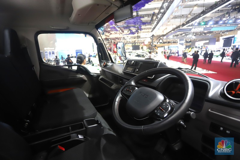 Mitsubishi Fuso memperkenalkan sederet inovasi produk dan layanan purnajual, yang dipuncakkan dengan peluncuran resmi truk listrik eCanter di pasar Indonesia di acara GIIAS 2024, Tangerang, Banten, Kamis (18/7/2024). (CNBC Indonesia/Muhammad Sabki) Mitsubishi Fuso memperkenalkan sederet inovasi produk dan layanan purnajual, yang dipuncakkan dengan peluncuran resmi truk listrik eCanter di pasar Indonesia di acara GIIAS 2024, Tangerang, Banten, Kamis (18/7/2024). (CNBC Indonesia/Muhammad Sabki)