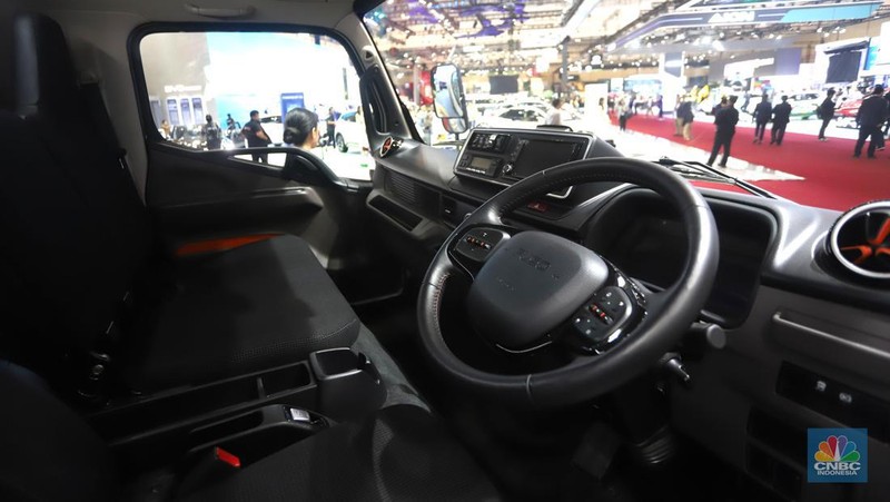Mitsubishi Fuso memperkenalkan sederet inovasi produk dan layanan purnajual, yang dipuncakkan dengan peluncuran resmi truk listrik eCanter di pasar Indonesia di acara GIIAS 2024, Tangerang, Banten, Kamis (18/7/2024). (CNBC Indonesia/Muhammad Sabki)