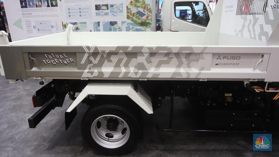 Mitsubishi Fuso memperkenalkan sederet inovasi produk dan layanan purnajual, yang dipuncakkan dengan peluncuran resmi truk listrik eCanter di pasar Indonesia di acara GIIAS 2024, Tangerang, Banten, Kamis (18/7/2024). (CNBC Indonesia/Muhammad Sabki)
