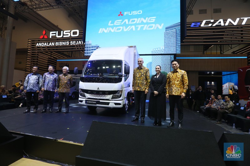 Mitsubishi Fuso memperkenalkan sederet inovasi produk dan layanan purnajual, yang dipuncakkan dengan peluncuran resmi truk listrik eCanter di pasar Indonesia di acara GIIAS 2024, Tangerang, Banten, Kamis (18/7/2024). (CNBC Indonesia/Muhammad Sabki)