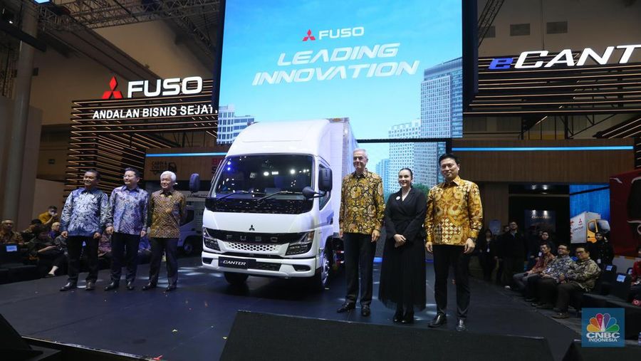 Mitsubishi Fuso memperkenalkan sederet inovasi produk dan layanan purnajual, yang dipuncakkan dengan peluncuran resmi truk listrik eCanter di pasar Indonesia di acara GIIAS 2024, Tangerang, Banten, Kamis (18/7/2024). (CNBC Indonesia/Muhammad Sabki)