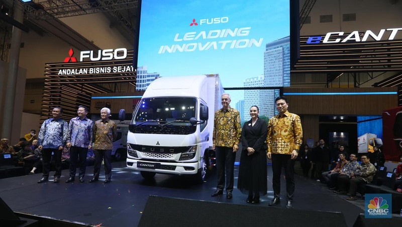 Mitsubishi Fuso memperkenalkan sederet inovasi produk dan layanan purnajual, yang dipuncakkan dengan peluncuran resmi truk listrik eCanter di pasar Indonesia di acara GIIAS 2024, Tangerang, Banten, Kamis (18/7/2024). (CNBC Indonesia/Muhammad Sabki)