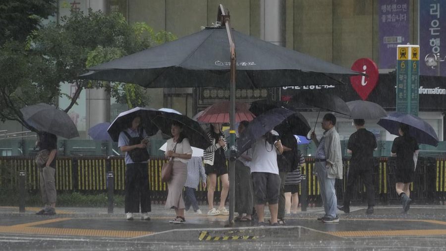Sebuah sepeda motor melewati jalan yang sebagian terendam banjir di Paju, Korea Selatan, Rabu, 17 Juli 2024, menyusul hujan lebat di kawasan itu. Badan Meteorologi Korea Selatan mengeluarkan peringatan hujan lebat di seluruh wilayah Gyeonggi utara. (AP Photo/Lee Jin-man)
